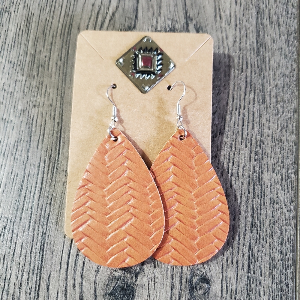 🎅🎄-NEW- Faux Leather Braided Earrings